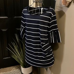 Womans top. Ruffle sleeve